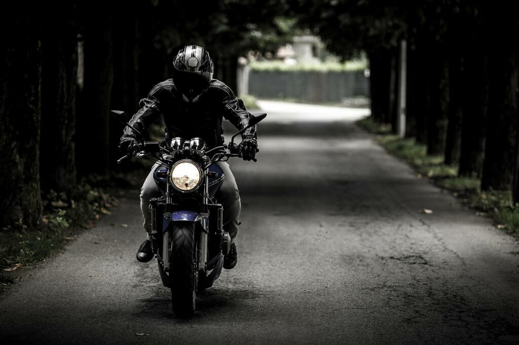 Motorradfahrer mit voller Schutzkleidung Motorradhelm was beachten Wichtige Tipps zur Auswahl