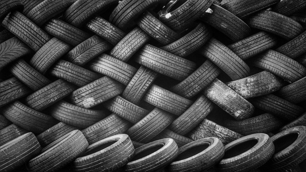 Stapel Gummi Reifen Welche Vorteile bieten Sommerreifen in der warmen Jahreszeit