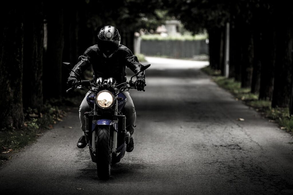 Mann hat Spaß beim Motorradfahren Freundin verbietet Motorradfahren Wie reagieren