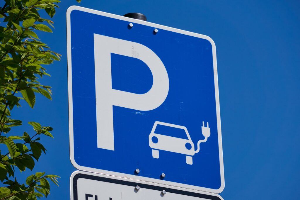 Parkplatz Elektromobilität Welche Rolle spielt Smart im Umstieg zur E-Mobilität