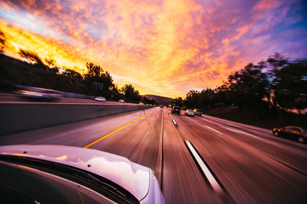 Auto Straße Sonne Horizont Elektroauto Abo oder Kauf – was lohnt sich mehr